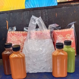 4 ขวด ฟรี น้ำแข็ง 1ถุง ( ระบุน้ำได้ )