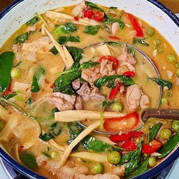 แกงเผ็ดไก่ใส่หน่อไม้