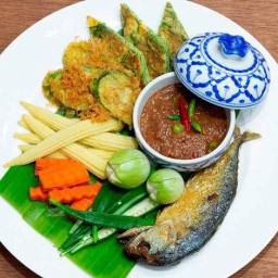 ชุดน้ำพริกกะปิปลาทูผักสด ผักลวก ผักทอด