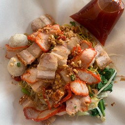 ก๋วยเตี๋ยวแห้งหมูแดงหมูกรอบ