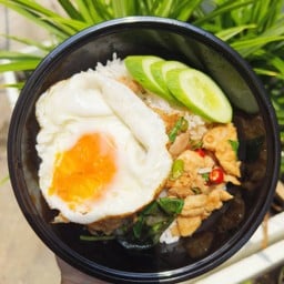 ข้าวกะเพราไก่ไข่ดาว