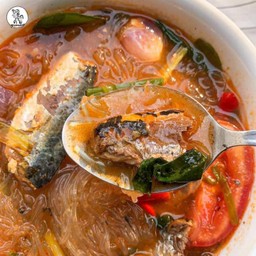 แกงเส้นใส่ปลากระป๋องคู่ข้าวเหนียว1ห่อ