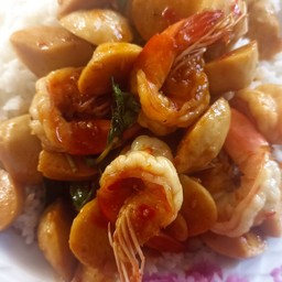 กระเพรากุ้ง + ลูกชิ้น(ราดข้าว)