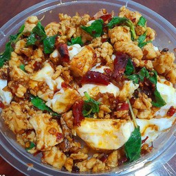 ผัดกะเพราไข่ดาวไก่สับ ราดข้าว