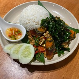 ข้าวกระเพราหมูสับไข่เยี่ยวม้า