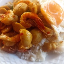 กระเพรากุ้ง + ลูกชิ้น+ไข่ดาว(ราดข้าว)