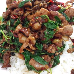 กระเพราเครื่องในไก่