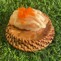 ซูชิแซลมอนราดสลัดไข่กุ่ง