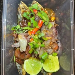 ปลาทูเค็มทอดทรงเครื่องผัดมะเขือเทศ