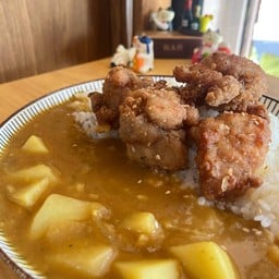 ข้าวแกงกะหรี่หน้าไก่ทอดคาราอาเกะ 4 ชิ้น