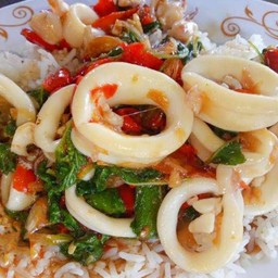 ข้าวกระเพราปลาหมึก