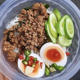 กระเพราหมูสับไข่ต้ม