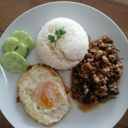 ข้าวกระเพราหมูสับไข่ดาว