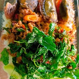 กะเพรา ไข่เยี่ยวม้า+หมูสับ ราดข้าว