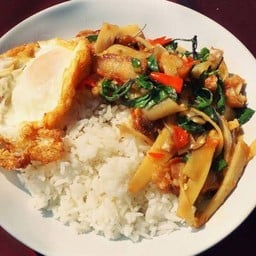 ข้าวกะเพราหน่อไม้ดองเนื้อ