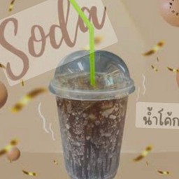 โค้กในแก้วใสพร้อมน้ำแข็ง