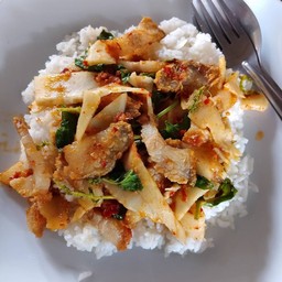 พริกแกงใส่หน่อไม้ หมูกรอบ