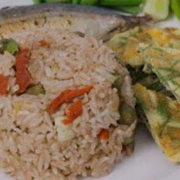 ข้าวผัดน้ำพริกกะปิ ปลาทู ไข่เจียว