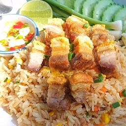 ข้าวผัดหมูกรอบ