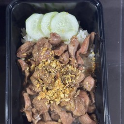 ข้าวราดเครื่องในไก่กระเทียม