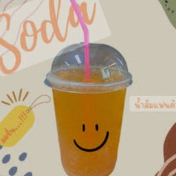 น้ำส้มแฟนต้าในแก้วใสพร้อมน้ำแข็ง