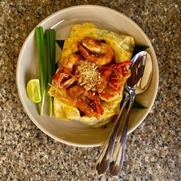 ผัดไทยกุ้งสดห่อไข่