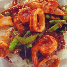 ข้าวผัดพริกแกงกุ้ง+หมึก