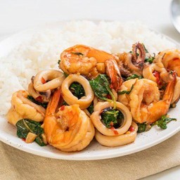 ผัดกระเพราทะเลราดข้าว