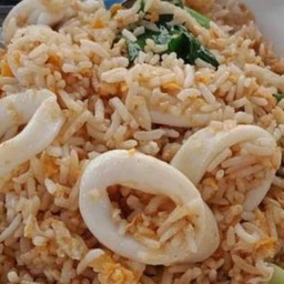 ข้าวผัดปลาหมึก