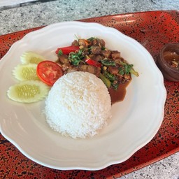 กระเพาราดข้าว