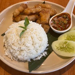 ข้าวสามชั้นทอดน้ำปลา