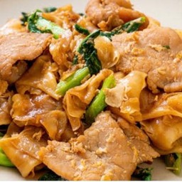 ผัดซีอิ๋วหมูหมัก