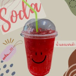 น้ำแดงแฟนต้าในแก้วใสพร้อมน้ำแข็ง