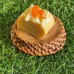 ซูชิไข่หวานราดสลัดไข่กุ้ง