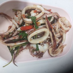 กระเพราปลาหมึก