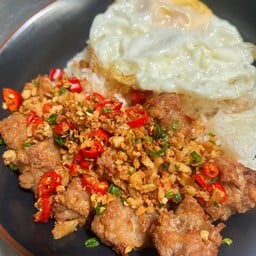 ข้าวหมูก้อนทอดพริกเกลือ + ไข่ดาว