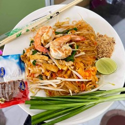 ผัดไทยเส้นจันทน์กุ้งสด