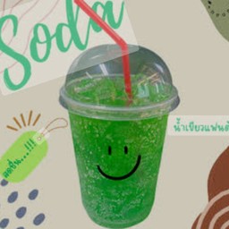 น้ำเขียวแฟนต้าในแก้วใสพร้อมน้ำแข็ง