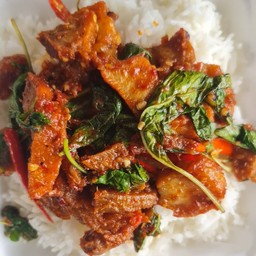 ผัดเผ็ดหมูกรอบใบยี่ร่า