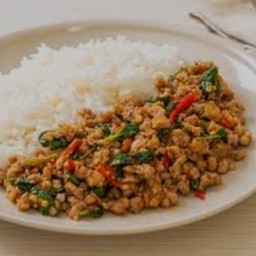 ผัดกะเพาราดข้าว
