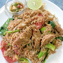 ข้าวผัดหมูยอทอดใส่ไข่