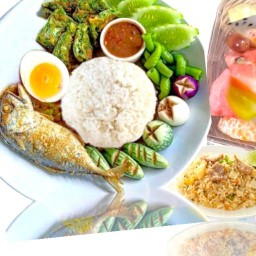 ข้าว น้ำพริก ปลาทู ยำผลไม้สด (by แม่พิมพ์)