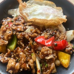 ข้าวหมูผัดพริกไทยดำ+ไข่ดาว