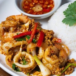 ทะเลผัดผงกะหรี่ราดข้าว