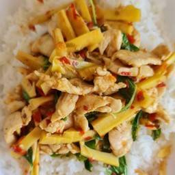 กระเพราไก่ใส่หน่อไม้