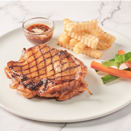 สเต็กสะโพกไก่หมักสูตรเผ็ดเสริฟคู่กับมันฝรั่งทอด