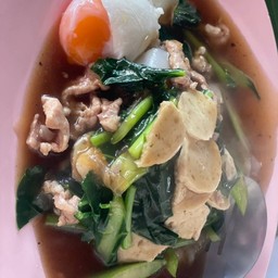 เส้นใหญ่ราดหน้า พิเศษ ใส่ไข่