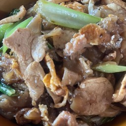 เส้นใหญ่ผัดซีอิ้ว ใส้ไข่