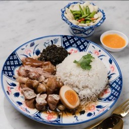ข้าวขาหมูเนื้อหนัง+คากิ+ไส้ / Rice w/ Stewed Pork Leg (Meat,Skin,Hock,Intestine)