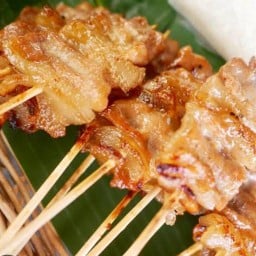 ข้าวเหนียวหมูปิ้ง-ปากทางเข้าคอนโดพนาสนธิ์ข้างแม็คโคร